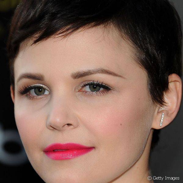 Com os lábios destacados por batom rosa vibrante, Ginnifer usou apenas um traço de delineador simples para prestigiar o Young Hollywood Awards 2012